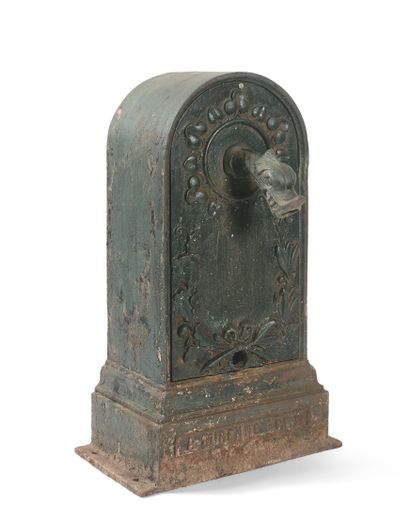 null 巴黎街头的喷泉柱

绿漆铸铁，长方形的弧形。

它前面的水龙头的形状像一个海豚的头。

在一个枝繁叶茂的框架中。

创始人安托万-杜兰纳（1822-1895），巴黎。

标记为...