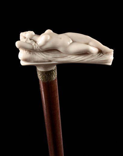 EXCEPTIONAL CANE 
The square handle in carved...