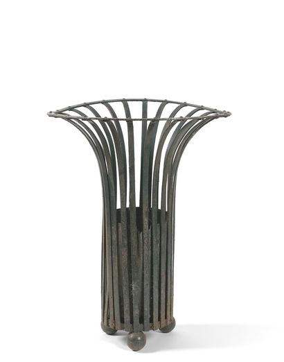 null PARISIAN STREET BASKET

Arched iron rods, circular shape, on three spherical...