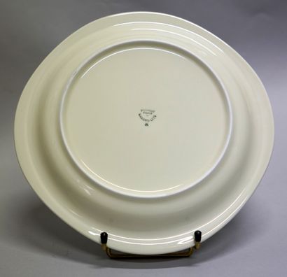 null 卧车公司

餐馆车的餐具和玻璃器皿在大型豪华快车上流通的会议

- 一套13个盘子

乳白色瓷器，方形圆形，背面标有 "Wagons-lits"。

PILLIVUYT，约1960年。

24...