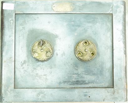 小型保险箱 
黑漆铸铁，由一片叶子打开，有两个带密码的锁，由一个带花纹的黄铜盖子隐藏。...