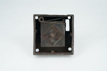 null 用于巴黎马车入口的小锁

铸铁和青铜。钥匙。

19世纪上半叶。

7,5 x 7,5 x 4厘米。