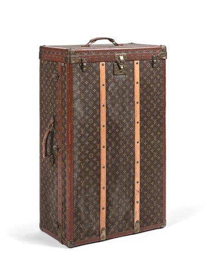 null LOUIS VUITTON

WARDROBE TRUNK

Wood, lined with stenciled LV Monogram canvas,...