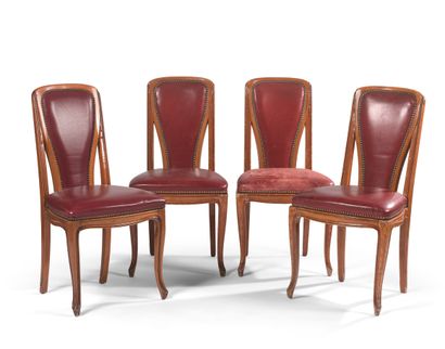null 来自 "la fermette marbeuf "餐厅的二十二把椅子和四把扶手椅套装

模制的木头，镂空的背部装饰着两条蜿蜒的带子，用红色皮革装饰，座椅用红色皮革装饰

(有些是用仿皮的软垫)，有四个拱形的脚。

新艺术主义风格。

92...