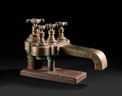 null IMPORTANT TAP OF A PARISIAN BISTRO COUNTER

Bronze with medal patina, of bent...