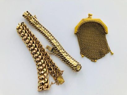 Deux bracelets et une petite bourse en or...