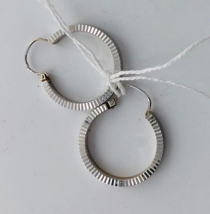 null Pair of white gold creoles. Weight: 2,66g.