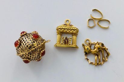 null Lot en or 18 carats (750 millièmes) comprenant trois pendentifs l'un à décor...