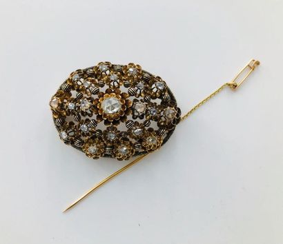 null 18-carat (750 thousandths) gold brooch in debris, oval in shape with openwork...