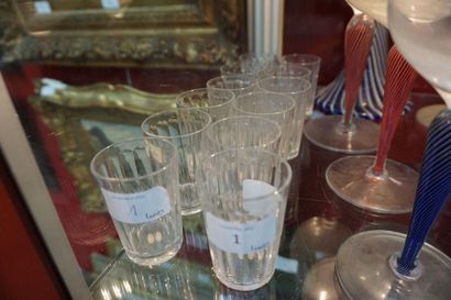 null BACCARAT, 12 verres à liqueurs facetés; SAINT-LOUIS, grand verre en cristal...