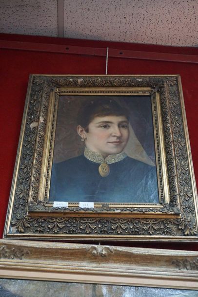 null Modern school, portrait of an elegant woman in medallion, oil on canvas. One...