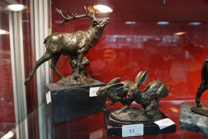 null D'après MILO, Cerf bramant en bronze; d'après NICK, Deux lièvres courant, sculpture...