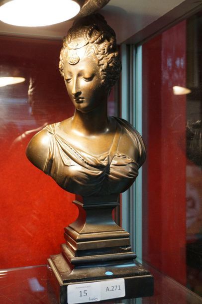 null Ecole Moderne, Buste de femme coiffée de tresses, sculpture en bronze.
