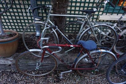 null Lot comprenant un vélo pliant de marque Peugeot, deux vélos d'homme, l'un de...