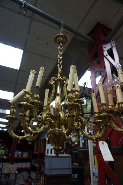 null *Rocaille style chandelier in bronze and gilded brass with twelve light arms...