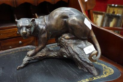 null Dans le goût de BARYE, Lion dévorant un serpent, sculpture en bronze sur un...