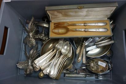 null Housewife's part in silver plated metal, set of mismatched cutlery, salad servers...