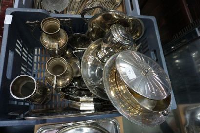 null Important batch of silver plated metal: trays, cups, vases, geometrically shaped...