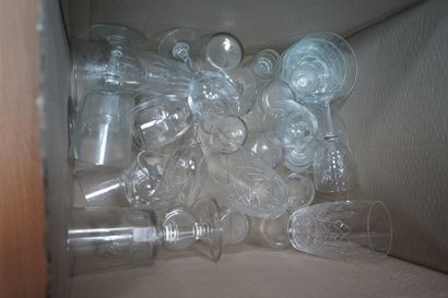 null Lot de verrerie dépareillée comprenant carafe, carafons, pichet, verres à liqueur,...
