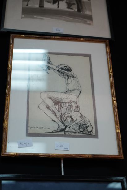 null Deux dessins, l'un représentant une étude de nu au fusain situé Fontainebleau...