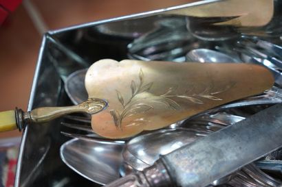 null Partie de ménagère en métal argenté modèle Art Déco, couverts à poisson CHR...