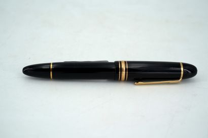 null MONTBLANC, modèle Meisterstuck en laque noire et métal doré, stylo plume Di...