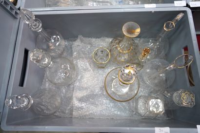 null Important lot de verres et carafes en cristal dans le goût de BACCARAT (trois...
