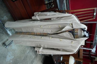 null BURBERRYS, trench-coat d'homme, en coton et polyester beige, taille S. Tâch...