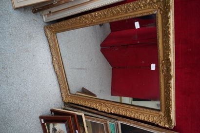 null Miroir dans un cadre et stuc doré à décor de style Louis XV de coquilles.