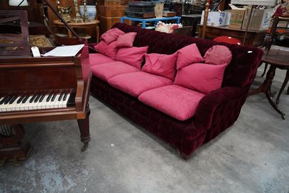 null Un canapé et deux fauteuils capitonné en velours de couleur prune, style second...