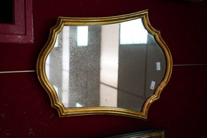 null Miroir en bois noirci peint à l'imitation de l'écaille et un miroir en composition...