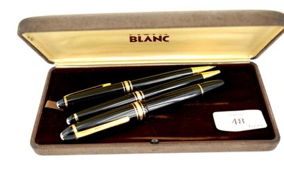 null MONTBLANC, modèle Meisterstuck en laque noire et métal doré, un stylo bille,...