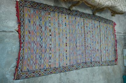 null Tapis, Afrique du Nord, à décor géométrique coloré.