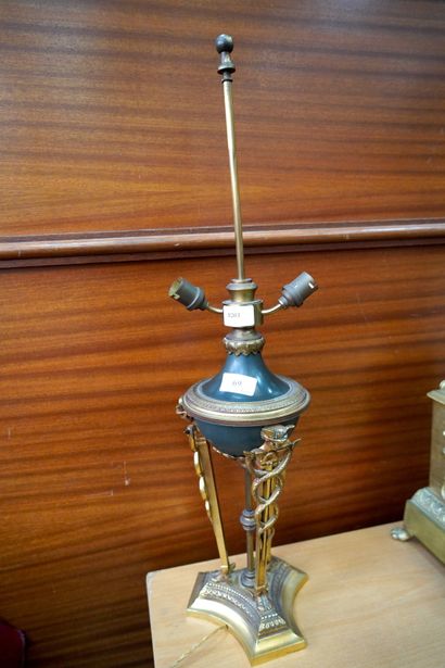 null Lampe en laiton à deux lumières, la base en forme de lampe à l'Antique, tripode,...