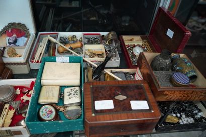 null Important lot d'objets de vitrine et objets fantaisie : pendulette en bois plaqué,...