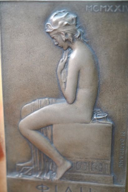 null DAMMANN, Baigneuse de profil, bas relief en bronze signé et daté 1924