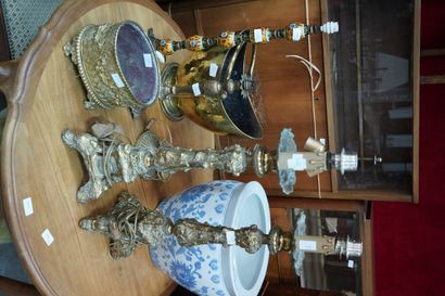 null Important vase aquarium en porcelaine à décor blanc bleu de pivoines, jardinière...
