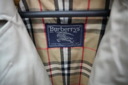 null BURBERRYS, trench-coat d'homme, en coton et polyester beige, taille S. Tâch...