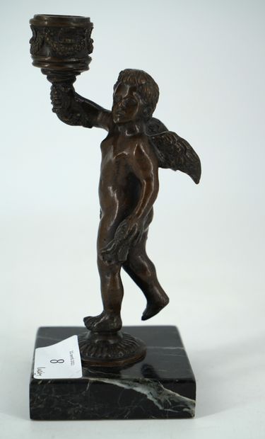 null Bougeoir en bronze figurant un Amour, travail fin XVIIIe; hauteur : 15,5 cm;...