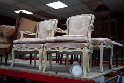 null Paire de fauteuils en bois laqué crème à décor sculpté de fleurettes, accotoirs...