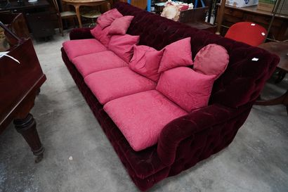 null Un canapé et deux fauteuils capitonné en velours de couleur prune, style second...