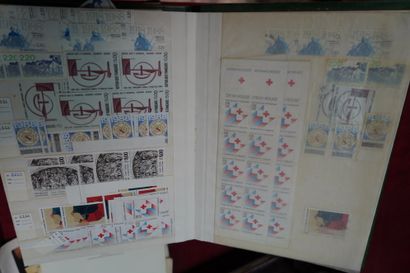 null Réunion de neuf albums de timbres, France, 1942-1988.