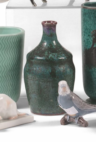 LAURITZ HJORTH (1834-1912) 
两个瓶子 一个是部分浸釉的陶瓷，另一个是绿釉的。

23 x 10厘米和19 x 11厘米。


