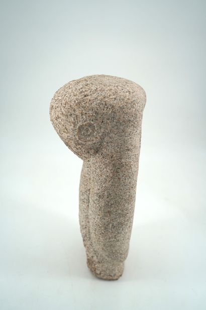 GÉRARD CYNE (1923-2006) Head, hair rolled up
Carved stone. 
 30 x 11,5 x 12,5 cm...
