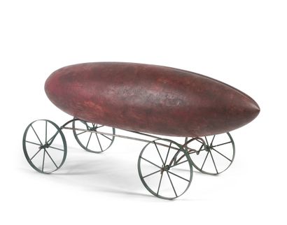 GÉRARD CYNE (1923-2006) Elongated wooden fruit on wheels
Wood and painted metal.
24...