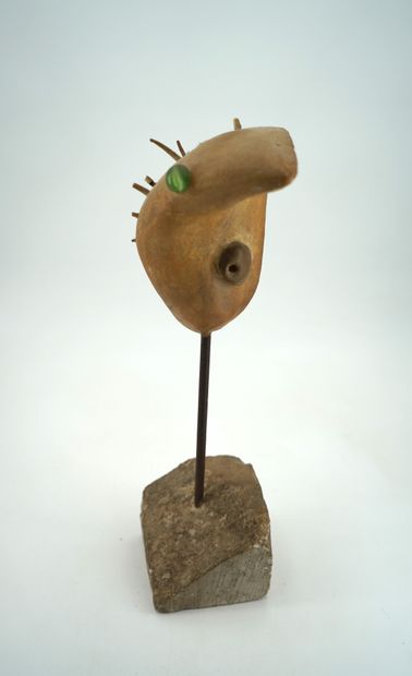 GÉRARD CYNE (1923-2006) Spiky head
Painted carved stone, metal rods, on stone base.
40...