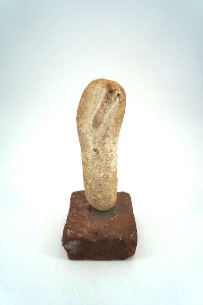 GÉRARD CYNE (1923-2006) Têtes
Deux pierres sculptées, l'une sur piédouche en pie...