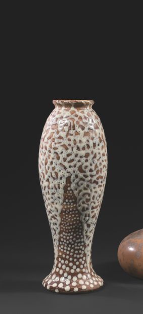 ALFRED RENOLEAU (1854-1930) 大型浮雕花瓶 釉面陶器，在棕色背景上装饰着移动的线条和白点。
Monogrammed AR.
c. 1920.
38...