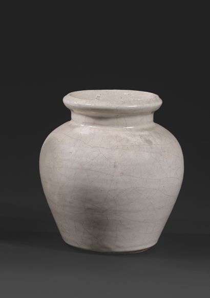 PAUL BONIFAS (1893-1967) BALUSTRA花瓶，MODEL 756
白色釉面陶瓷，有裂纹。
底座下有 "Bonifas "签名。
约1930年。
17...