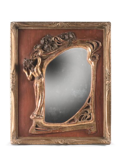 null MIRROR The bevelled mirror, the frame in wood and gilded composition, of rectangular...